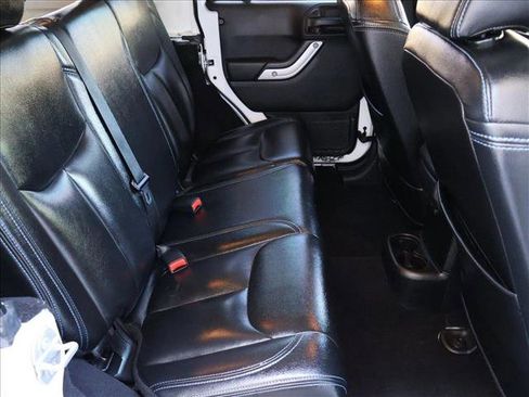 Used 2017 Jeep Wrangler Unlimited Sahara w/ Connectivity Group AWD/4WD image 24