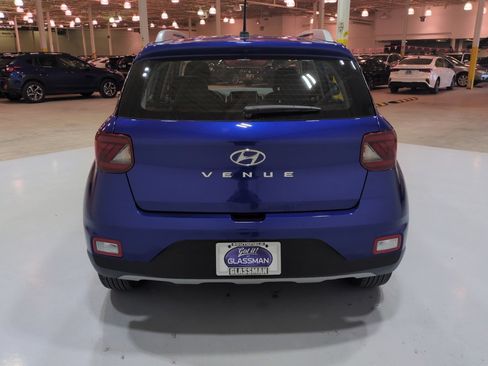 Certified 2023 Hyundai Venue Limited w/ Cargo Package FWD image 4