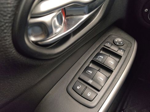 Used 2019 Jeep Cherokee Latitude w/ Popular Appearance Group FWD image 27