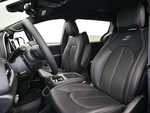 New 2026 Chrysler Pacifica Select image 10