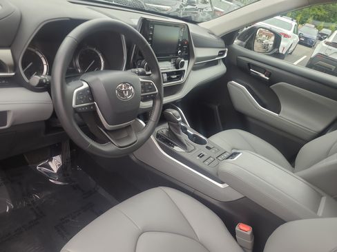 Used 2022 Toyota Highlander XLE AWD/4WD image 15