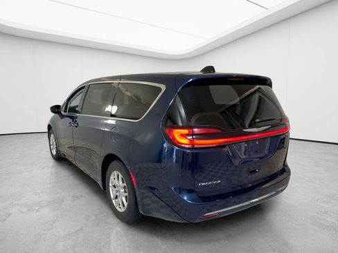Used 2023 Chrysler Pacifica Touring-L FWD image 5