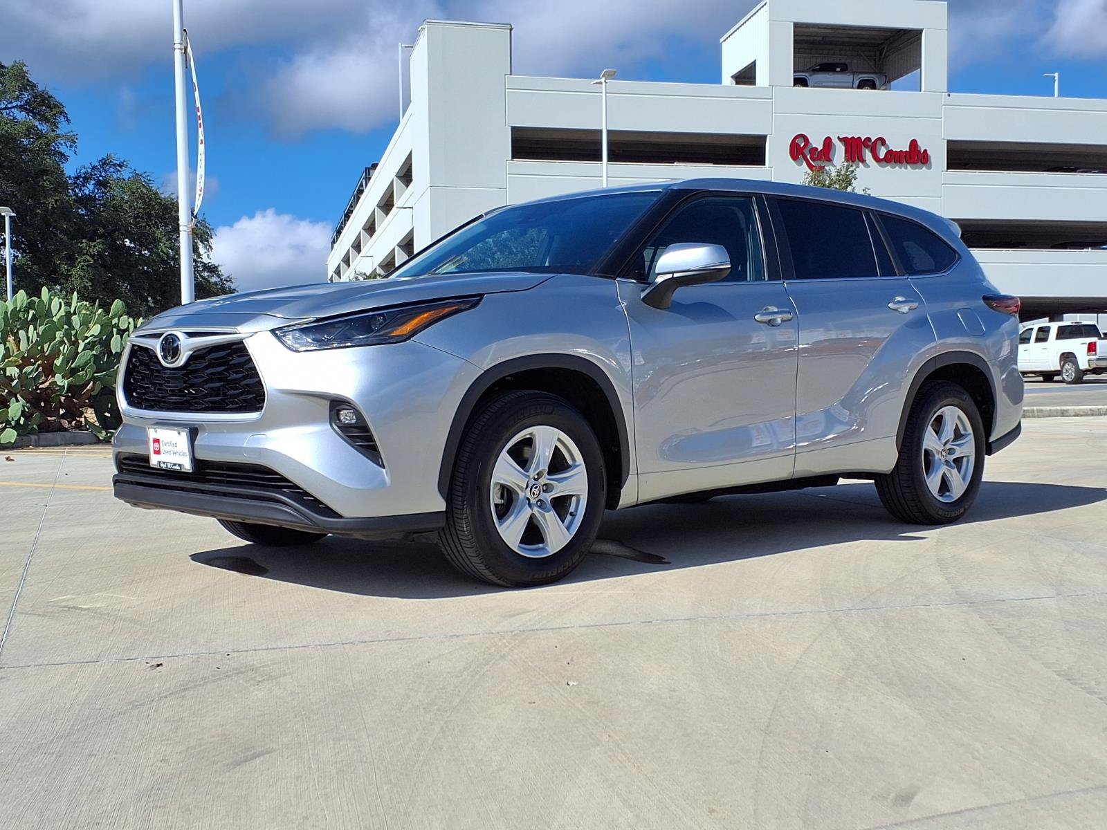 Certified 2025 Toyota Highlander LE FWD image 1