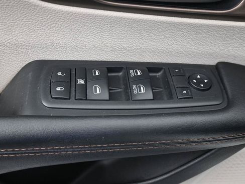 Used 2018 Chrysler Pacifica Touring-L FWD image 12