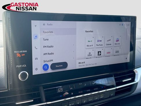 Used 2025 Toyota Sienna XLE image 19