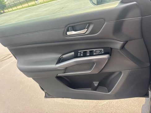 Used 2023 Nissan Pathfinder SL image 17