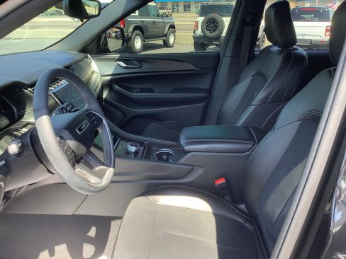 Used 2024 Jeep Grand Cherokee Altitude AWD/4WD image 10