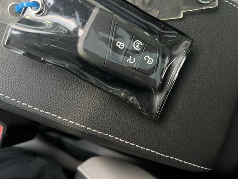 Certified 2025 Volkswagen Taos SE image 33