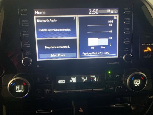 Used 2020 Toyota Highlander L image 18