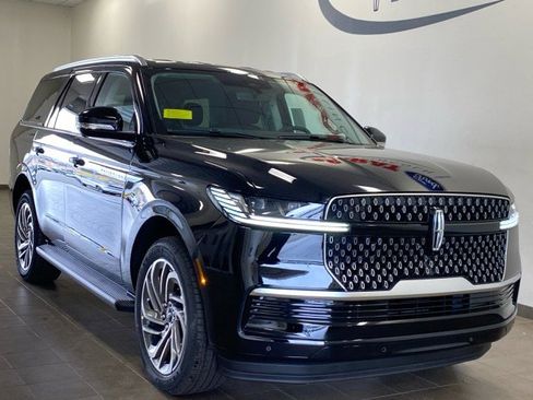 New 2026 Lincoln Navigator Premiere AWD/4WD image 2