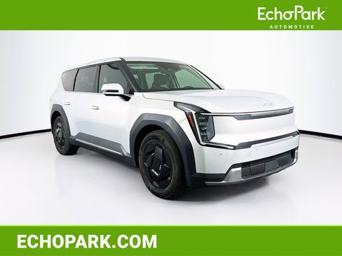 Used 2024 Kia EV9 Light RWD image 1