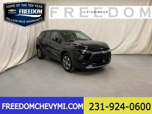 Used 2025 Chevrolet Blazer LT image 1