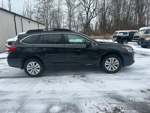 Used 2018 Subaru Outback 2.5i Premium image 3