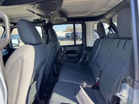 Used 2024 Jeep Wrangler Unlimited image 9