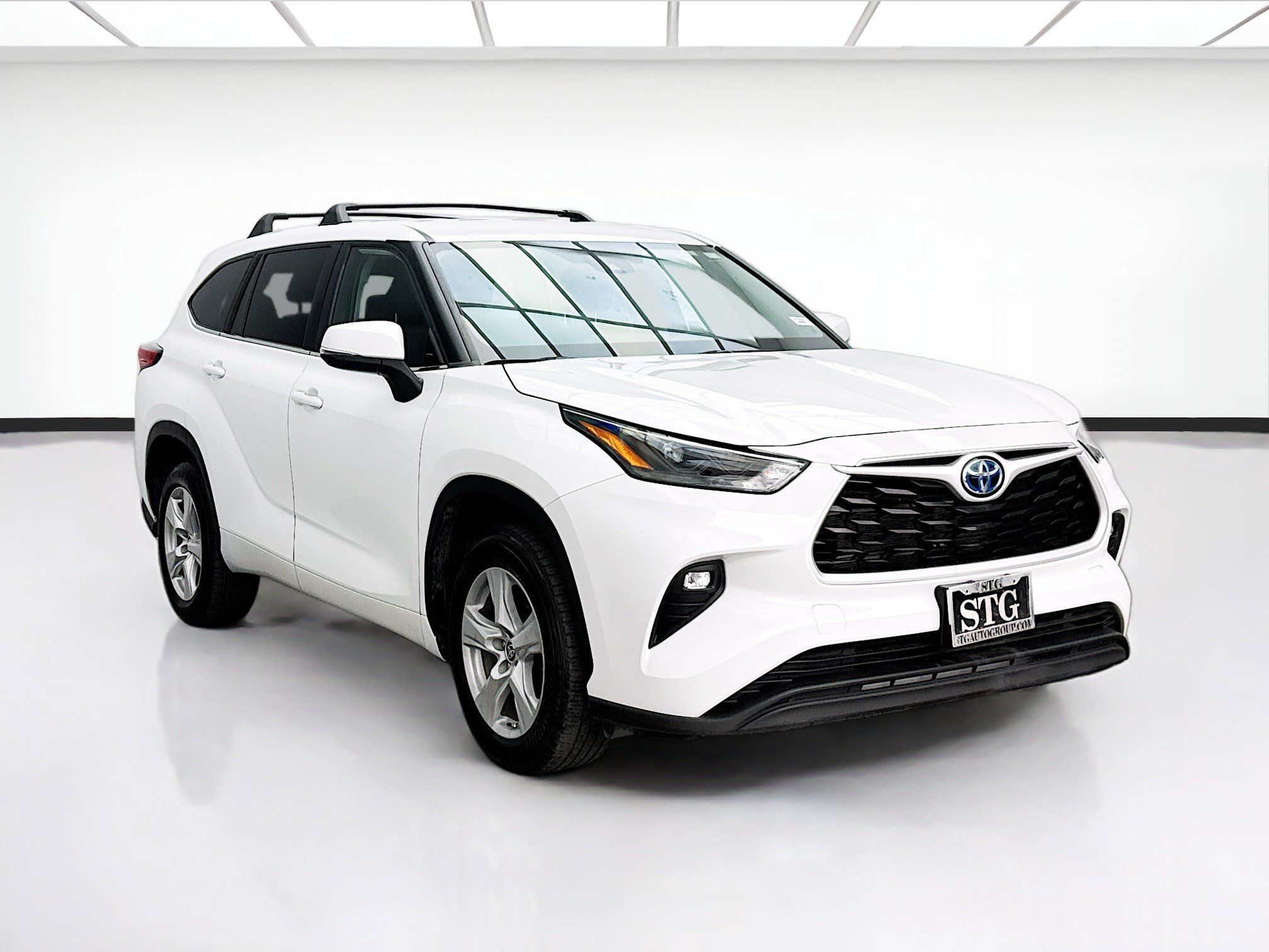 Used 2023 Toyota Highlander LE FWD image 3
