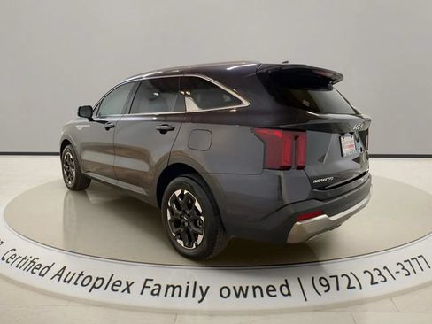 Used 2025 Kia Sorento S AWD/4WD image 3