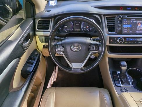 Used 2018 Toyota Highlander XLE image 19