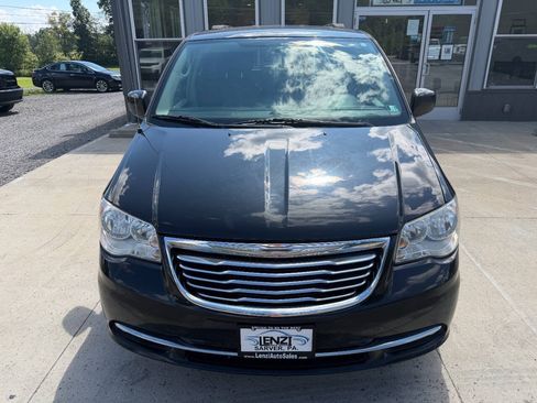 Used 2015 Chrysler Town & Country Touring FWD image 2