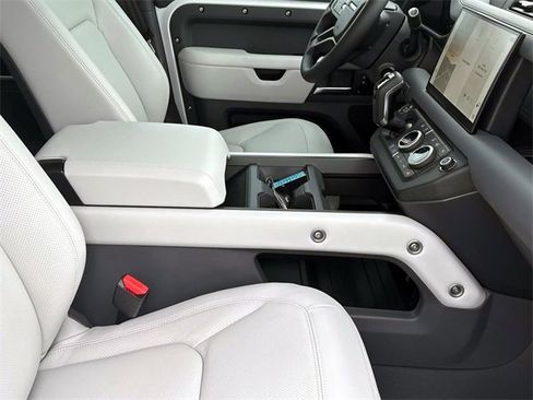 New 2025 Land Rover Defender 130 X-Dynamic SE image 8