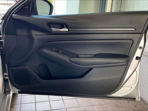 Used 2025 Nissan Altima 2.5 SV image 21