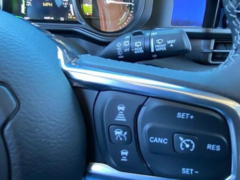 Used 2025 Jeep Wrangler Unlimited Sahara image 24