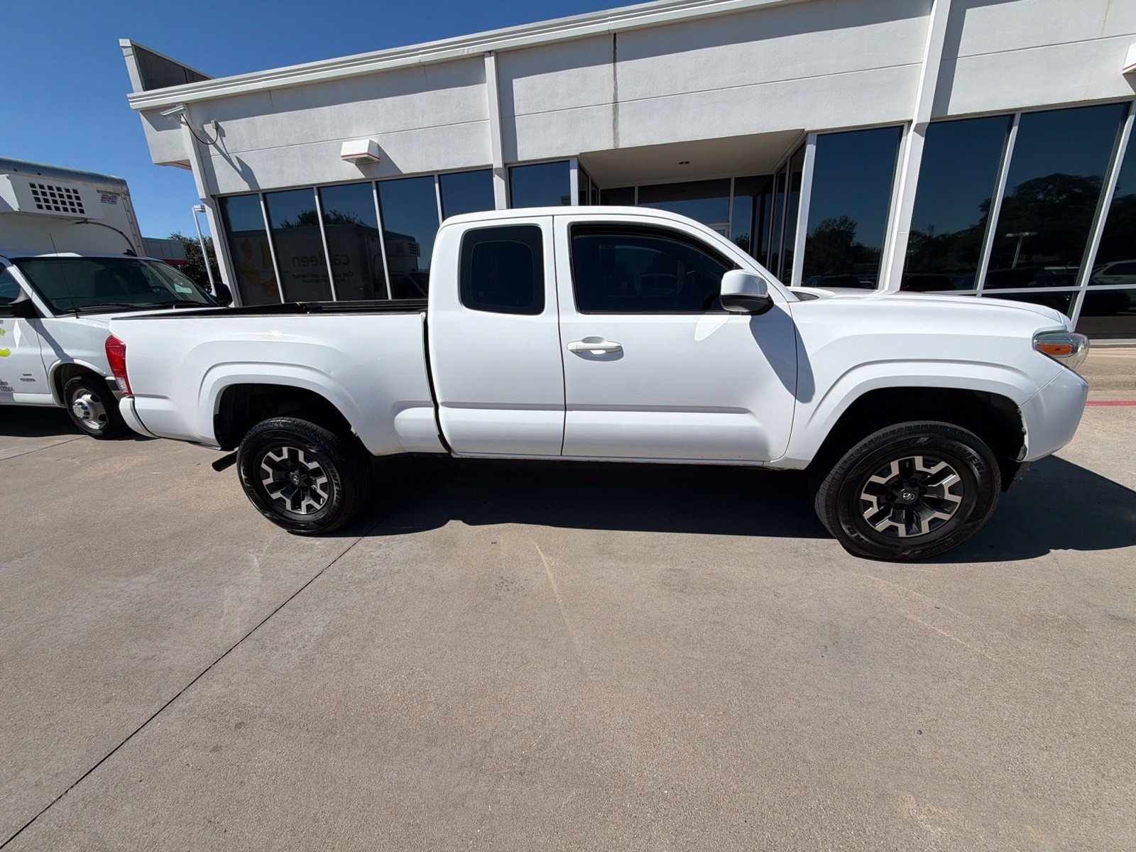 Used 2017 Toyota Tacoma SR w/ SR Convenience Package RWD image 4