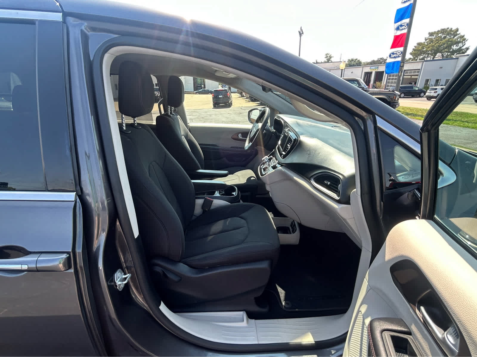Used 2018 Chrysler Pacifica Touring Plus FWD image 17