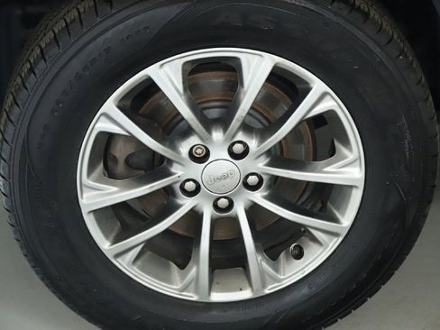 Used 2019 Jeep Cherokee Latitude Plus w/ Cold Weather Group image 12