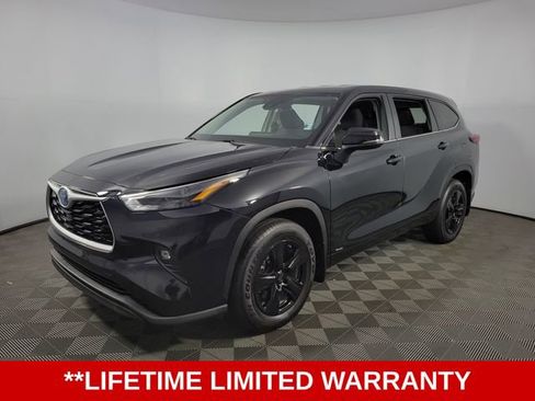Used 2023 Toyota Highlander LE image 3