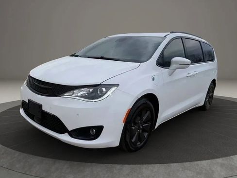Used 2020 Chrysler Pacifica Limited w/ Advanced Safetytec Group FWD image 3