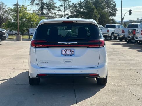 New 2025 Chrysler Pacifica Select image 4