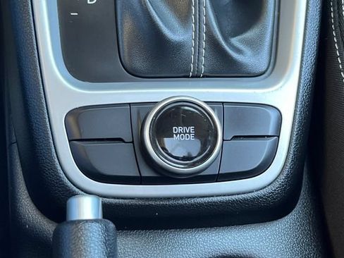 Used 2025 Hyundai Venue SEL FWD image 36