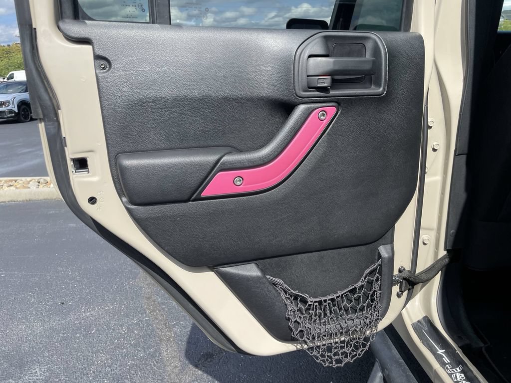 Used 2016 Jeep Wrangler Unlimited Sahara w/ Connectivity Group AWD/4WD image 18