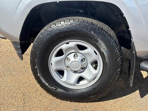 Used 2016 Toyota Tacoma SR5 w/ Towing Package image 21