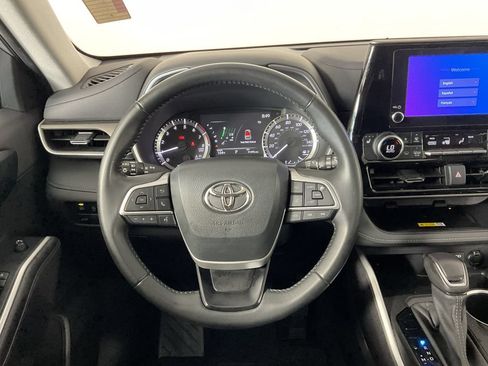 Used 2023 Toyota Highlander XLE AWD/4WD image 12