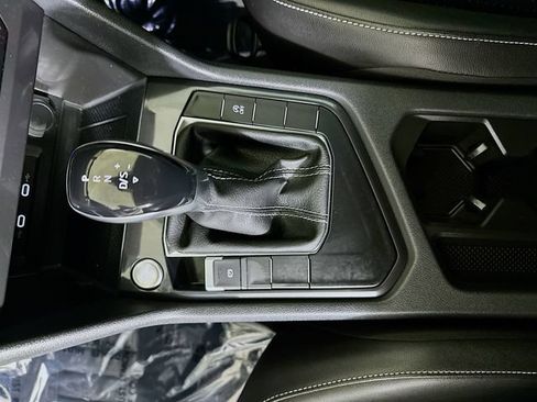 Used 2022 Volkswagen Tiguan SE w/ Panoramic Sunroof Package FWD image 22