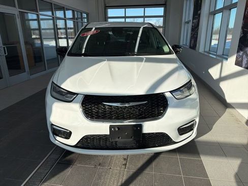 Used 2024 Chrysler Pacifica Touring-L image 2