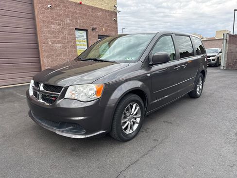 Used 2014 Dodge Grand Caravan SE image 3