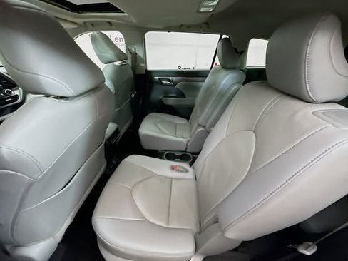 Used 2021 Toyota Highlander Limited image 24