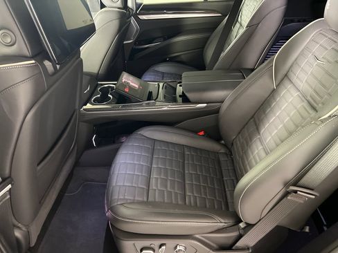 Used 2025 Cadillac Escalade V AWD/4WD image 7
