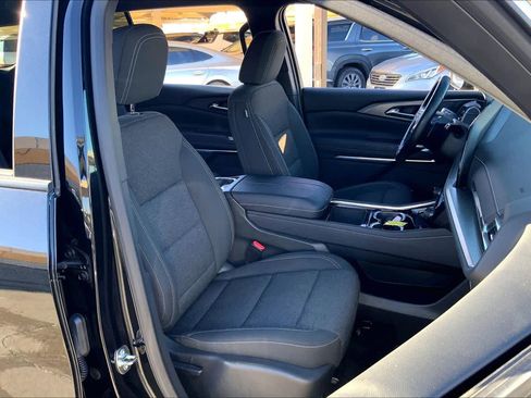 Used 2025 Chevrolet Traverse LT image 9