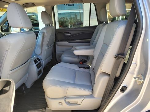 Used 2020 Honda Pilot Touring image 3