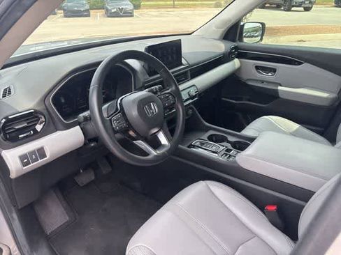 Used 2025 Honda Pilot EX-L image 9
