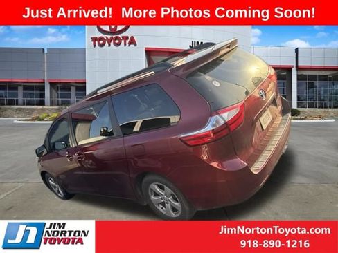 Used 2017 Toyota Sienna LE FWD image 3
