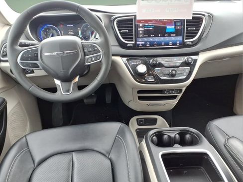 Used 2024 Chrysler Pacifica Touring-L FWD image 8