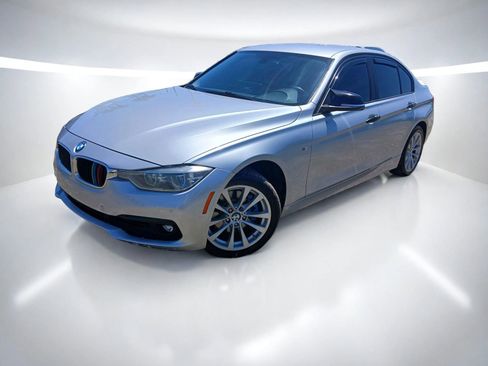 Used 2018 BMW 320i Sedan RWD image 2