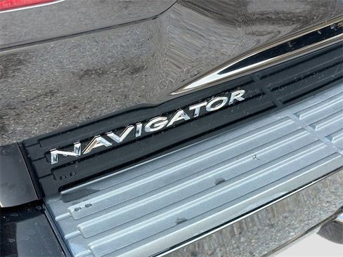 Used 2016 Lincoln Navigator Select image 11