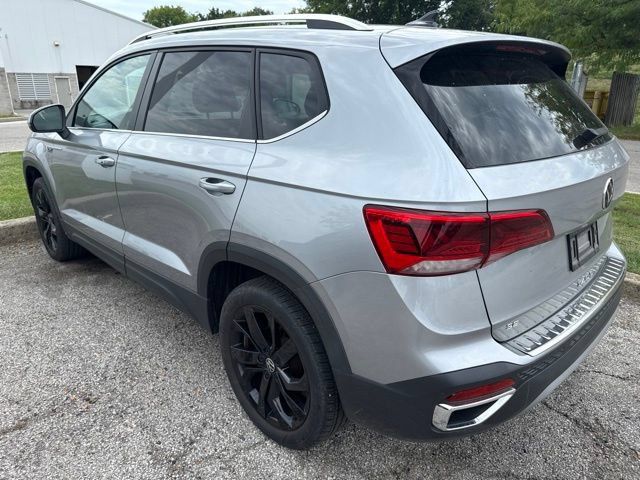 Used 2023 Volkswagen Taos SE w/ Panoramic Sunroof Package FWD image 4