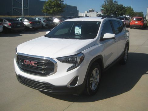 Used 2021 GMC Terrain SLE w/ Driver Convenience Package image 4