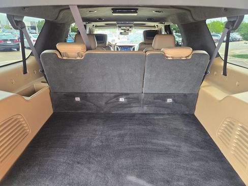 Used 2019 Cadillac Escalade ESV Platinum RWD image 8